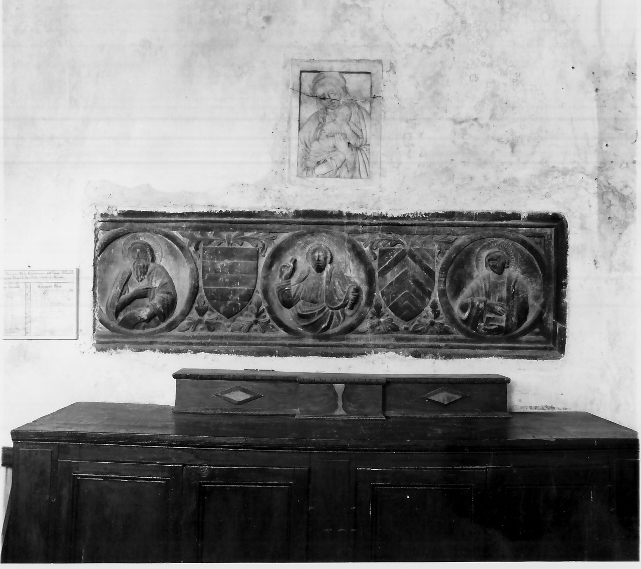 Cristo benedicente tra Santi (fronte di sarcofago) - bottega Italia meridionale (metà sec. XIV)