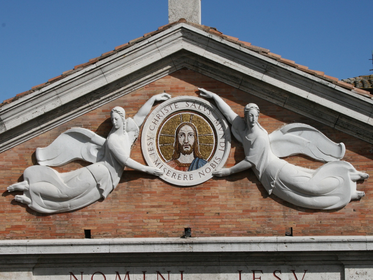 Cristo Redentore tra due angeli (rilievo, elemento d'insieme) di Vignaroli Edoardo - ambito perugino (sec. XX)