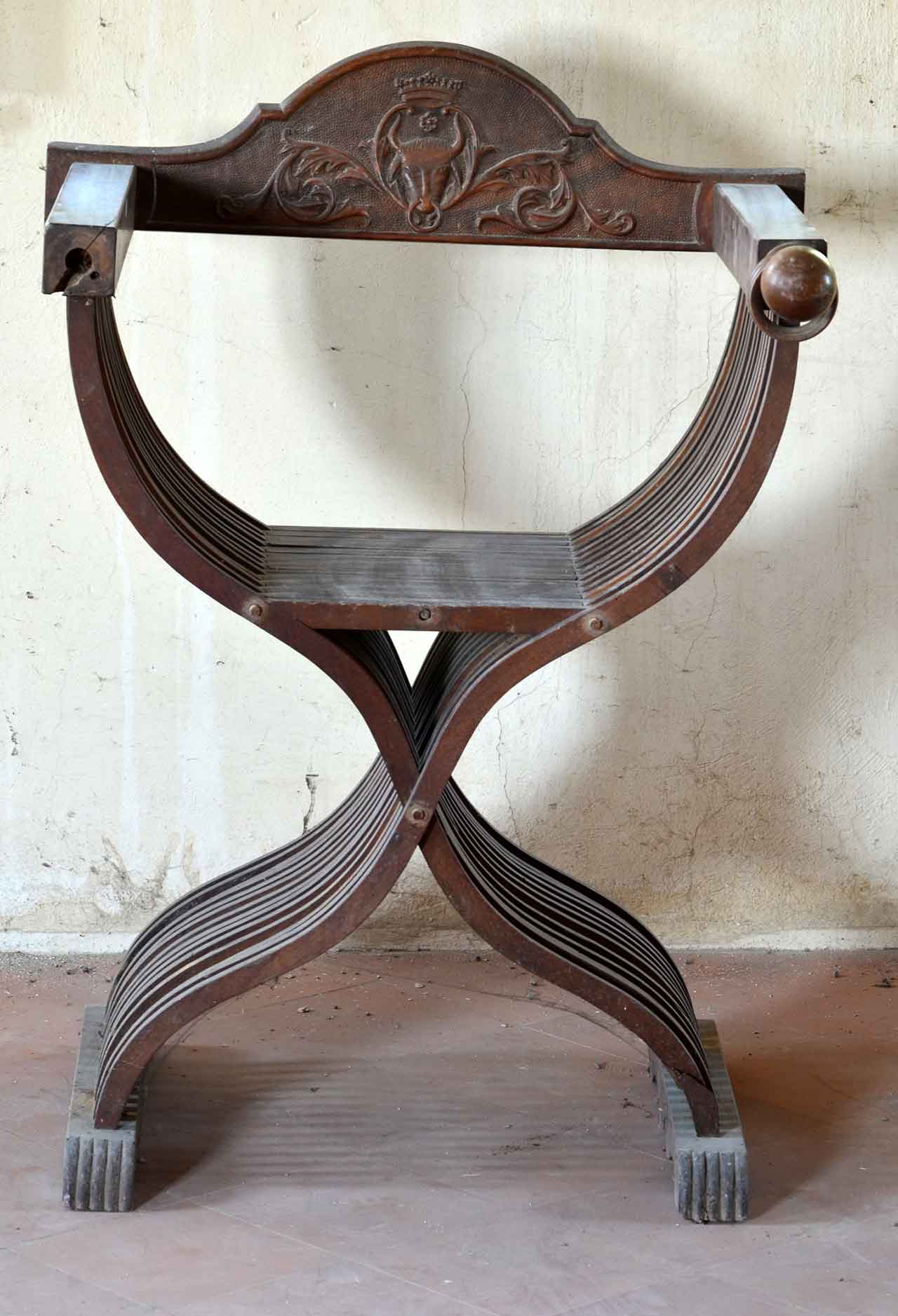 stemma gentilizio, motivi decorativi vegetali (savonarola, opera isolata) - bottega Italia centrale (inizio sec. XX)