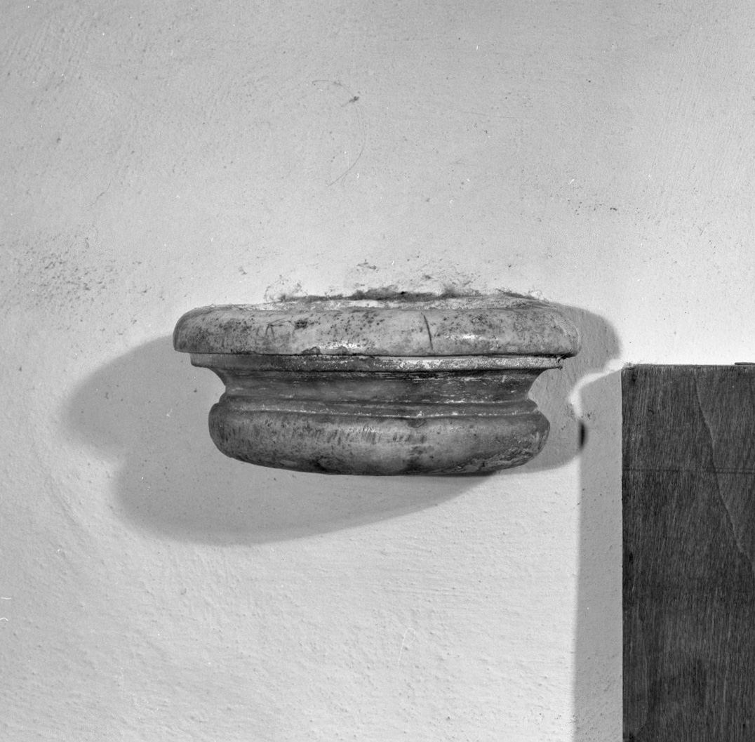 acquasantiera da parete - bottega toscana (secc. XVII/ XVIII)