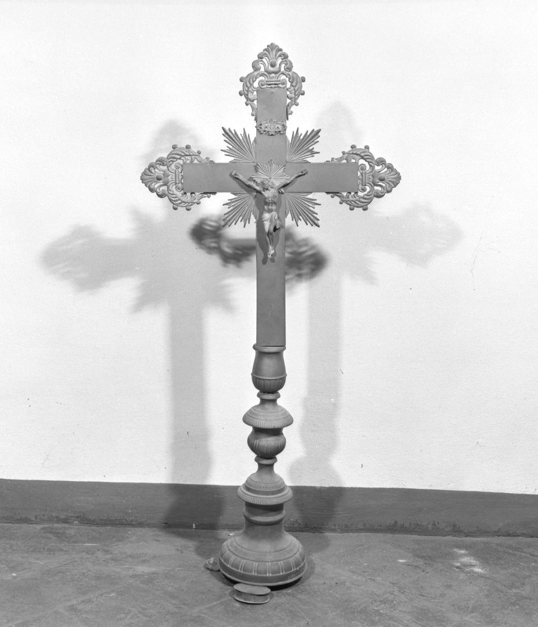 Cristo crocifisso (croce d'altare) - bottega toscana (sec. XIX)