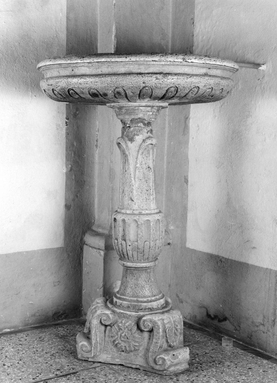 acquasantiera - a fusto - bottega toscana (prima metà sec. XVI)