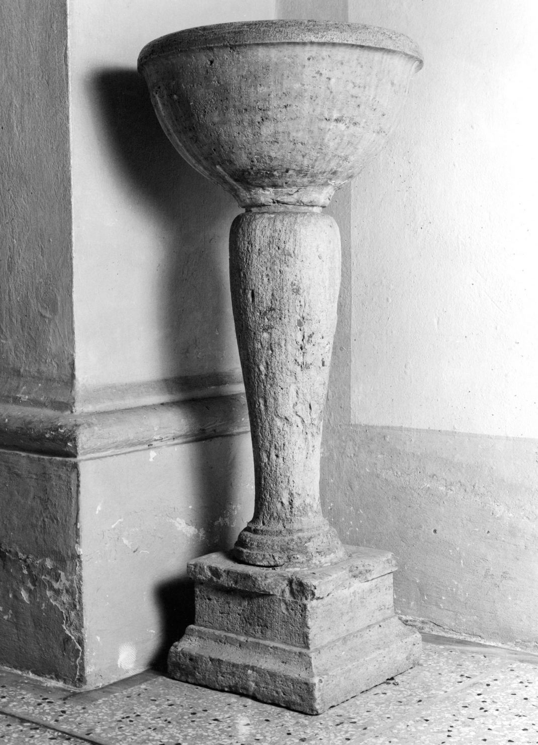 acquasantiera - a fusto - bottega toscana (prima metà sec. XIX)