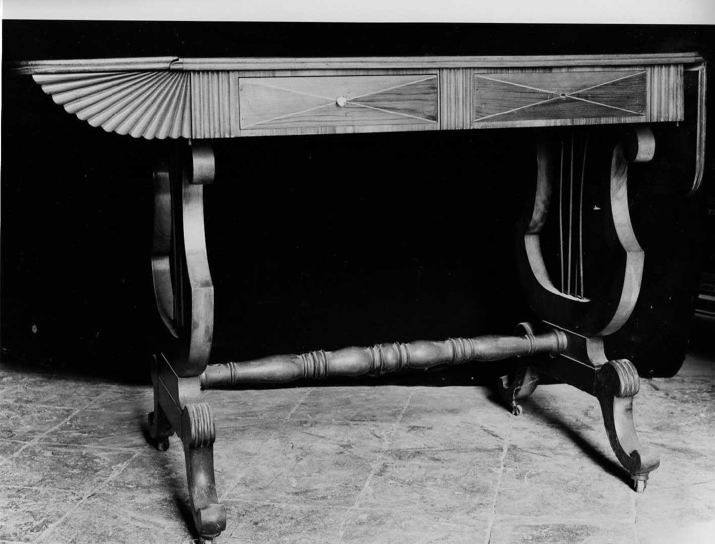 soggetto assente (tavolo - a lira, opera isolata) - bottega Italia centrale (inizio sec. XX)