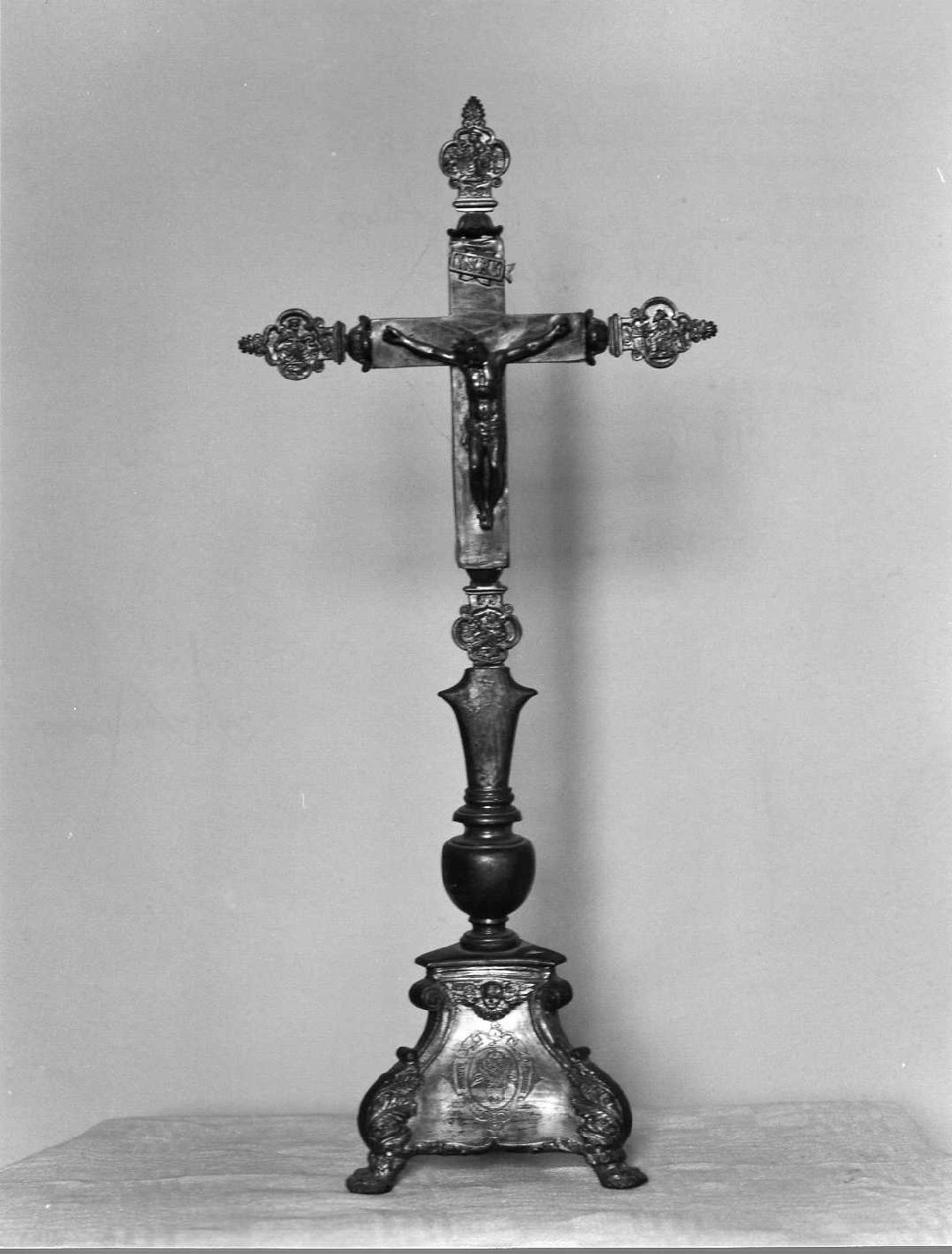 soggetto assente (croce d'altare, opera isolata) - bottega Italia centrale (fine/ inizio secc. XIX/ XX)