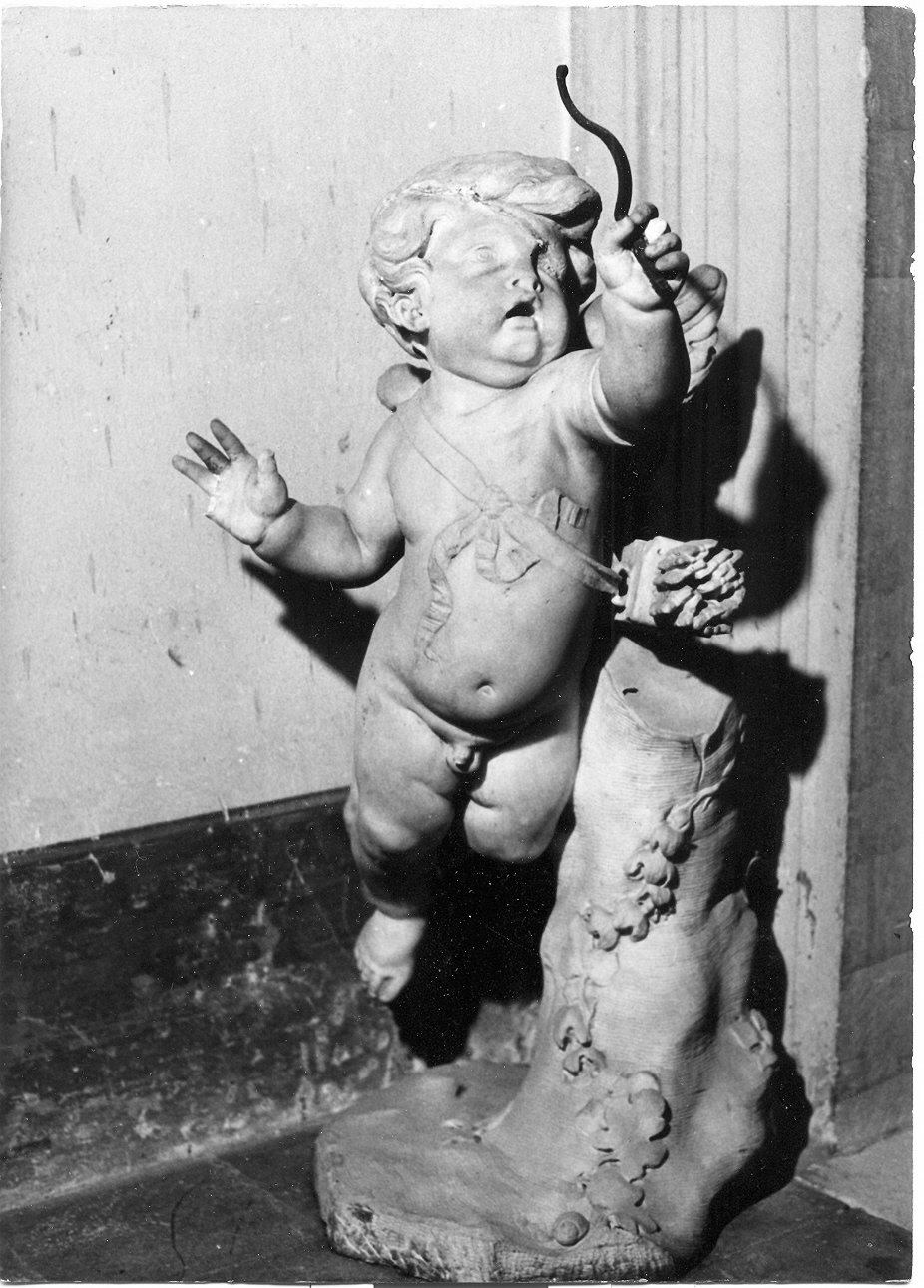 Cupido maneggia le sue armi (scultura, opera isolata) - bottega Italia centrale (sec. XVII)