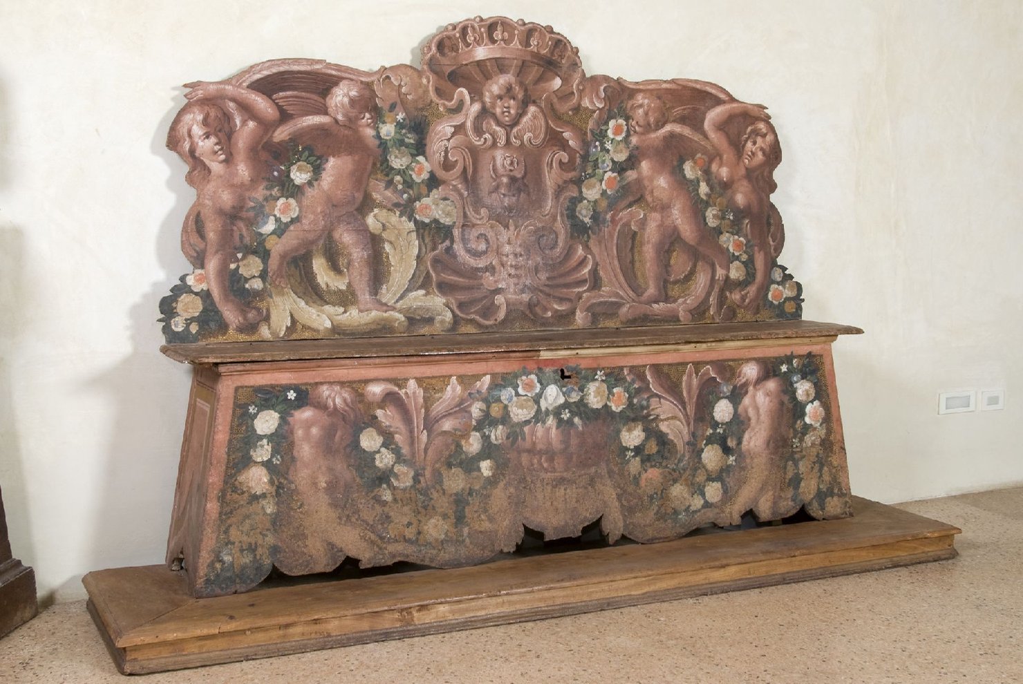 cassapanca sagomata e dipinta con putti, fiori e stemma Bufalini (cassapanca, insieme) - bottega Italia centrale (seconda metà sec. XVII)