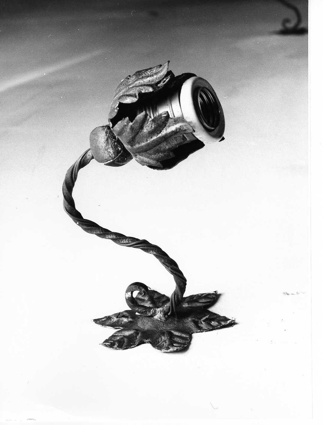 soggetto assente (lampada - a muro, coppia) - bottega Italia centrale (prima metà sec. XX)