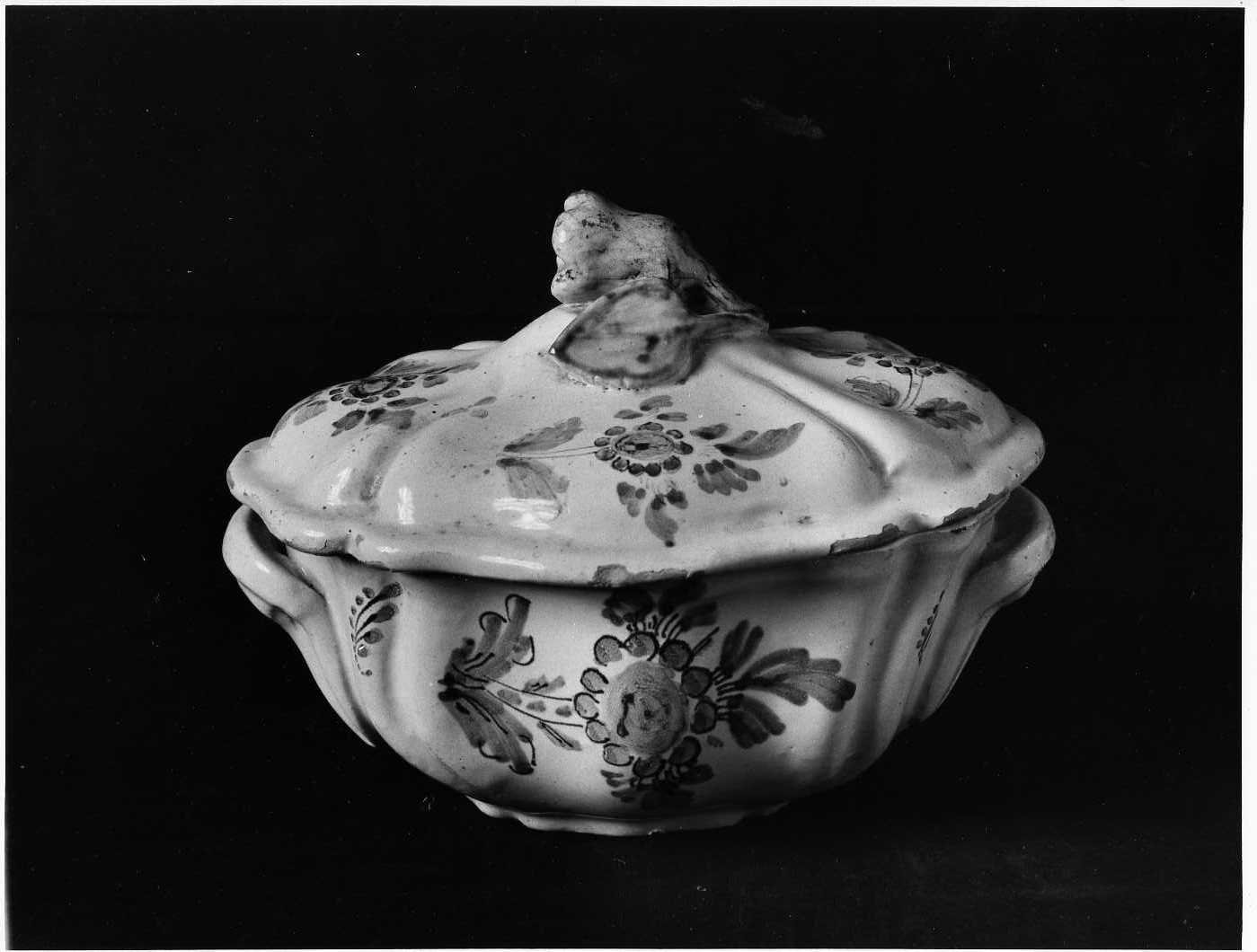 soggetto assente (zuppiera, elemento d'insieme) - bottega Italia centrale (sec. XVIII)