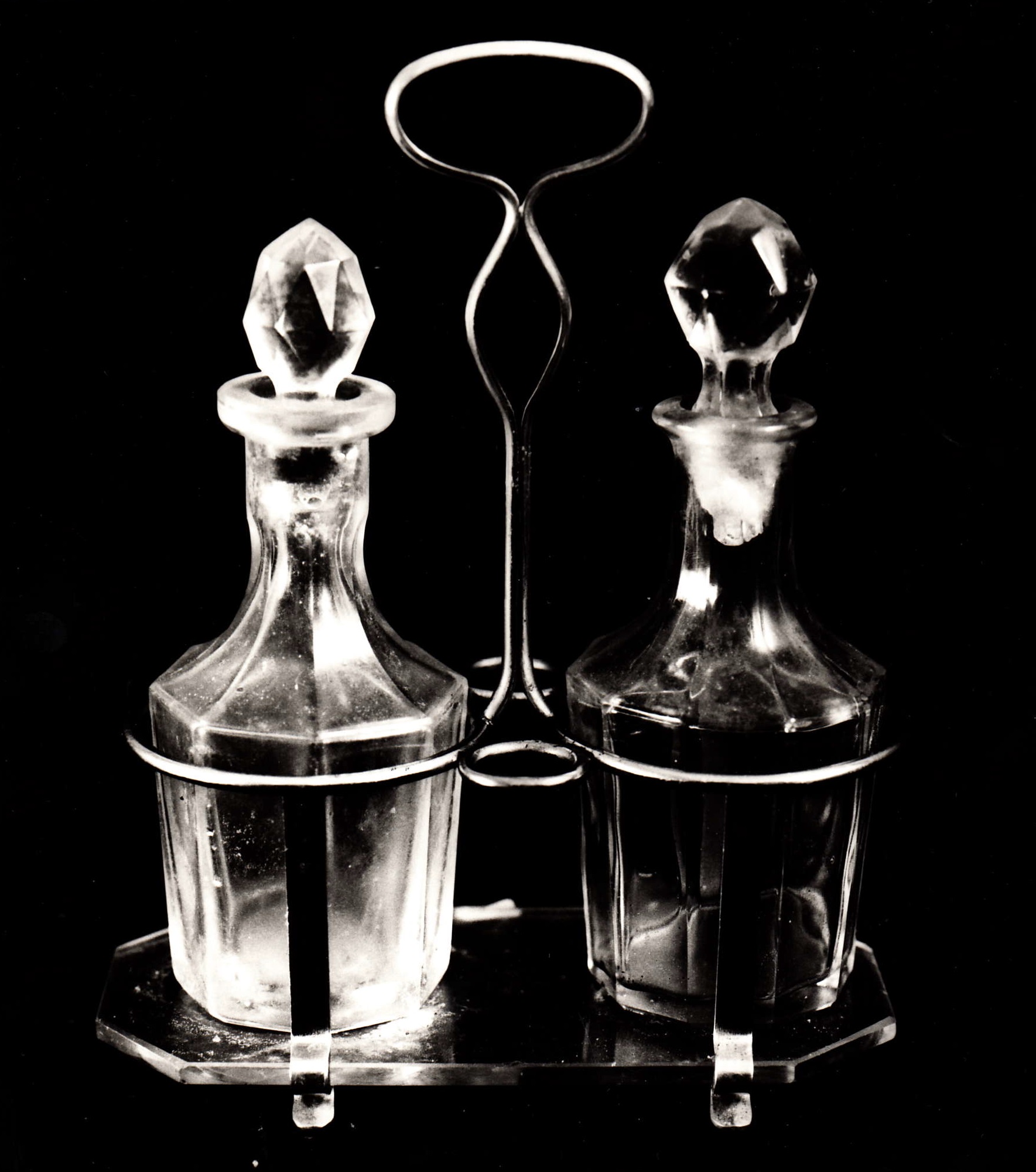 soggetto assente (ampolliera, elemento d'insieme) - bottega Italia centrale (terzo quarto sec. XX)