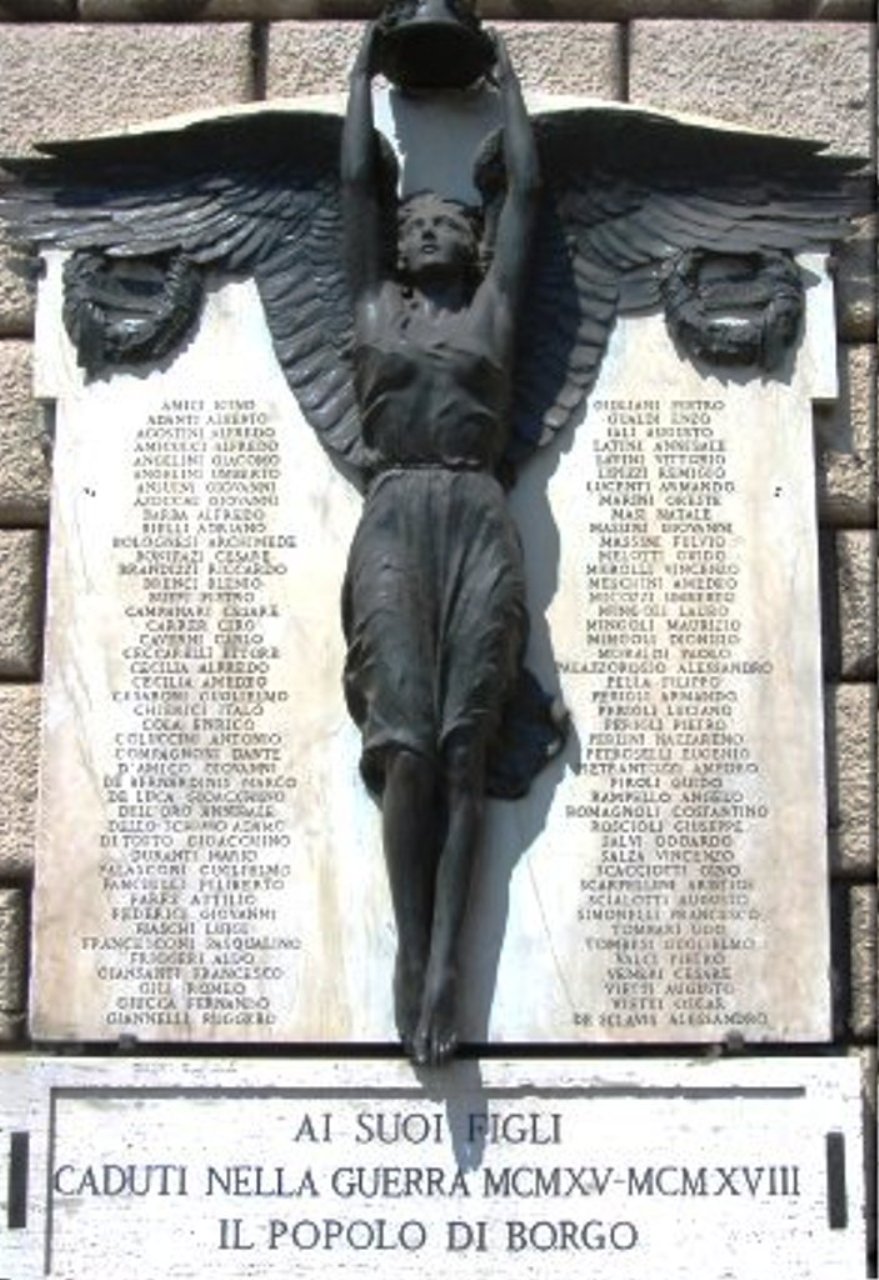allegoria della Vittoria che solleva un elmo (monumento ai caduti - a lapide) di Mengarini Nicoletti Fausta Vittoria (sec. XX)