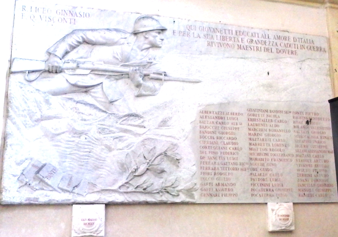 figura di soldato: fante in combattimento (lapide commemorativa ai caduti) di Martini Giuseppe (sec. XX)