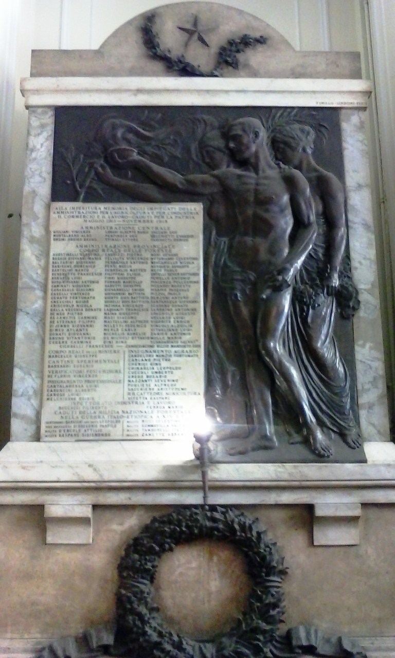 allegoria del sacrificio del soldato per la Patria (monumento ai caduti - a lapide) di Sindoni Turillo (sec. XX)