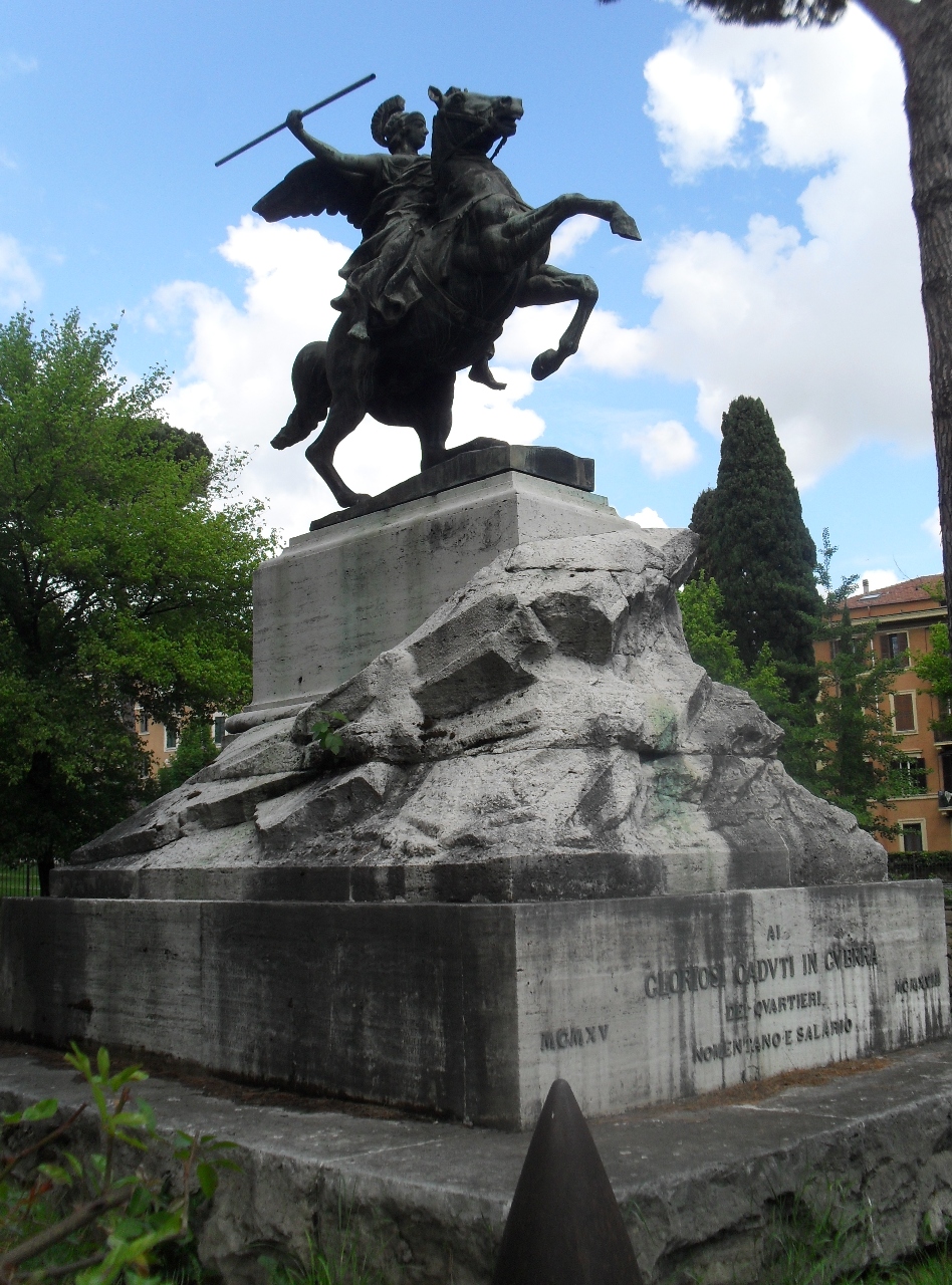 allegoria della Vittoria a cavallo come donna armata (monumento ai caduti) di Zocchi Arnaldo (sec. XX)