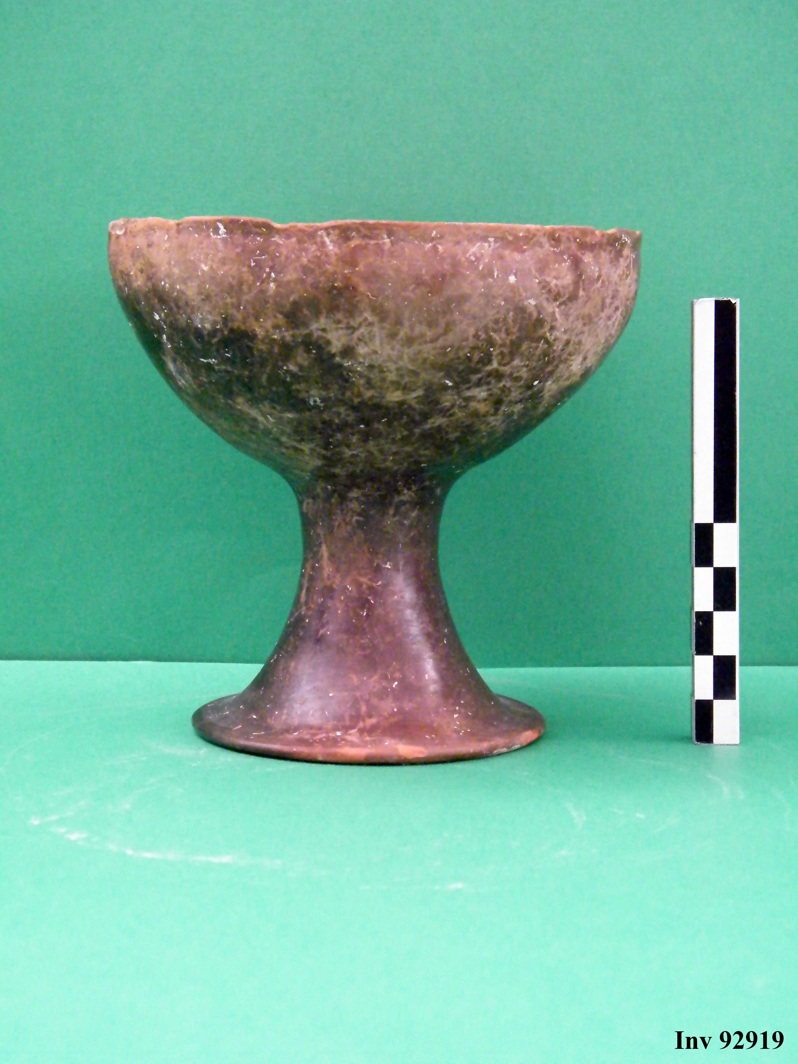 coppa, su piede (VII a.C)