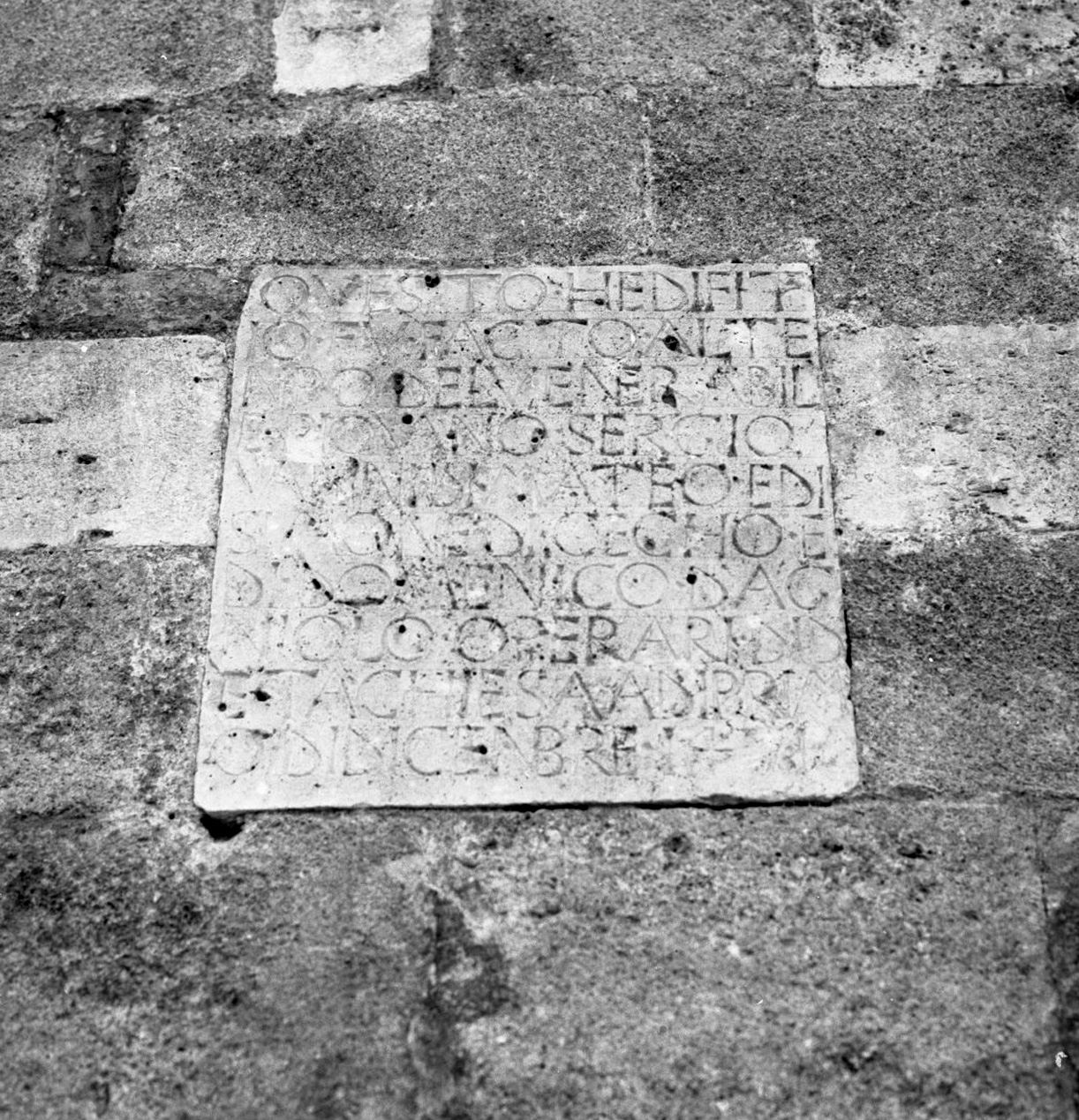 lapide documentaria, elemento d'insieme - bottega toscana (sec. XV)