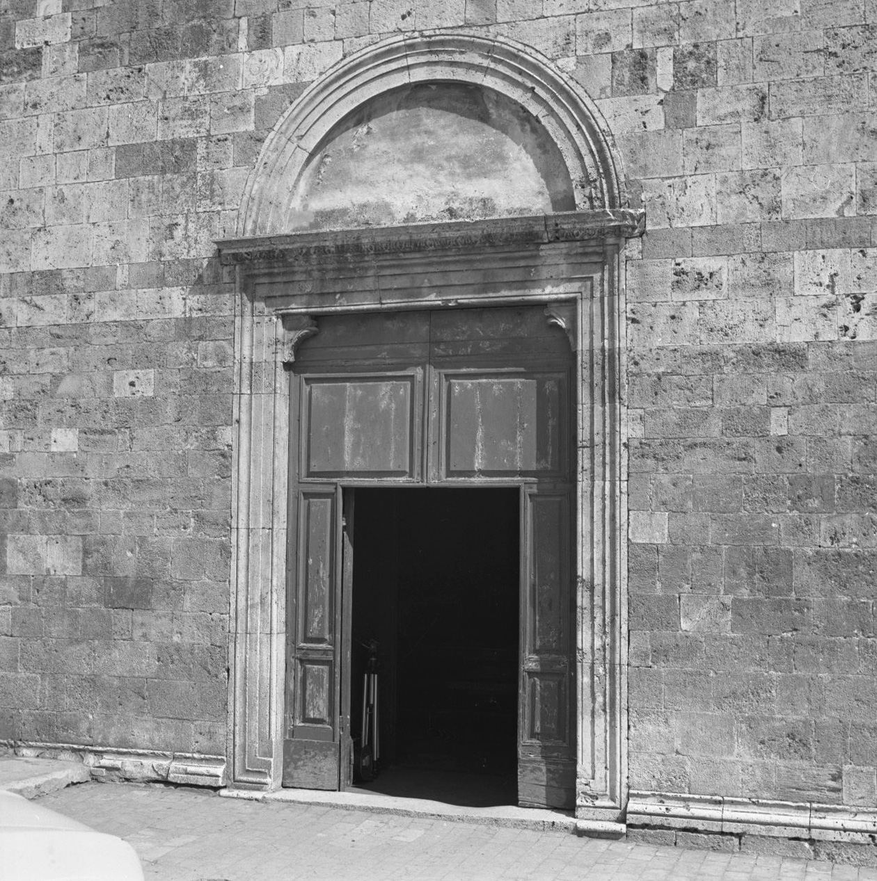 portale architravato, elemento d'insieme - ambito toscano (sec. XV)