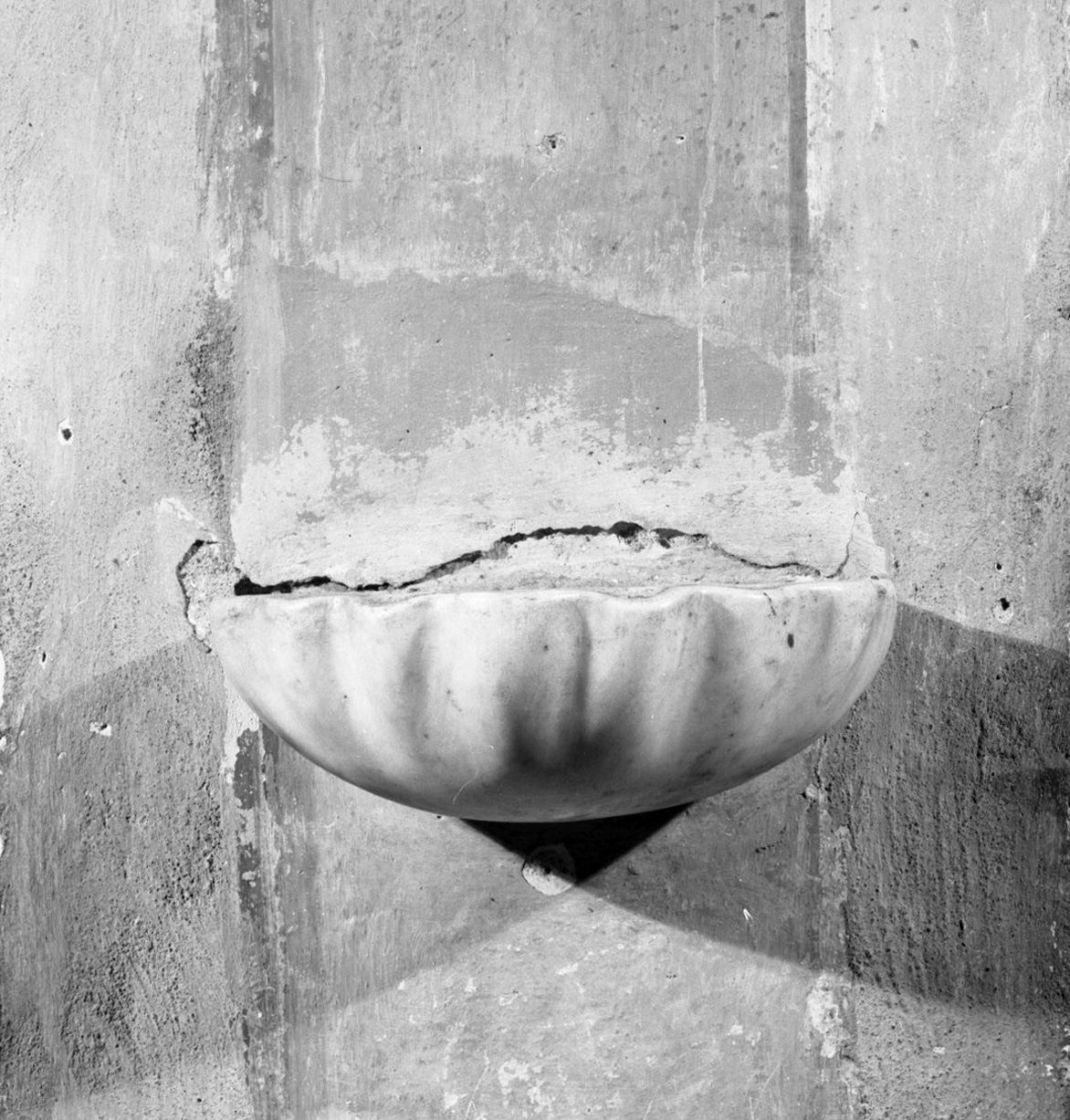 acquasantiera da parete - bottega toscana (sec. XVIII)