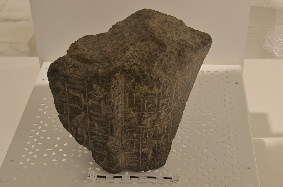 pilastrino dorsale (Nuovo Regno/ Periodo Saitico/Periodo Tardo)