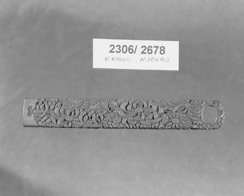 elementi decorativi (impugnatura di arma bianca, opera isolata) - ambito giapponese (secc. XVI/ XIX)