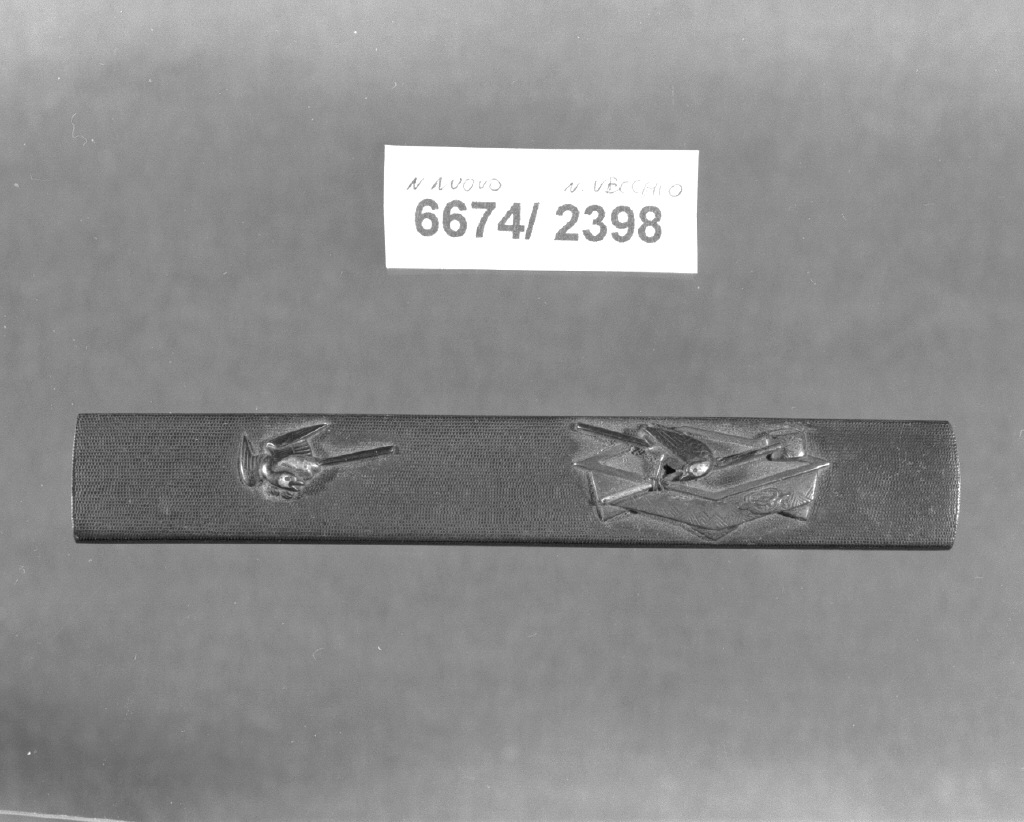 elementi decorativi (impugnatura di arma bianca, opera isolata) - ambito giapponese (secc. XVI/ XIX)