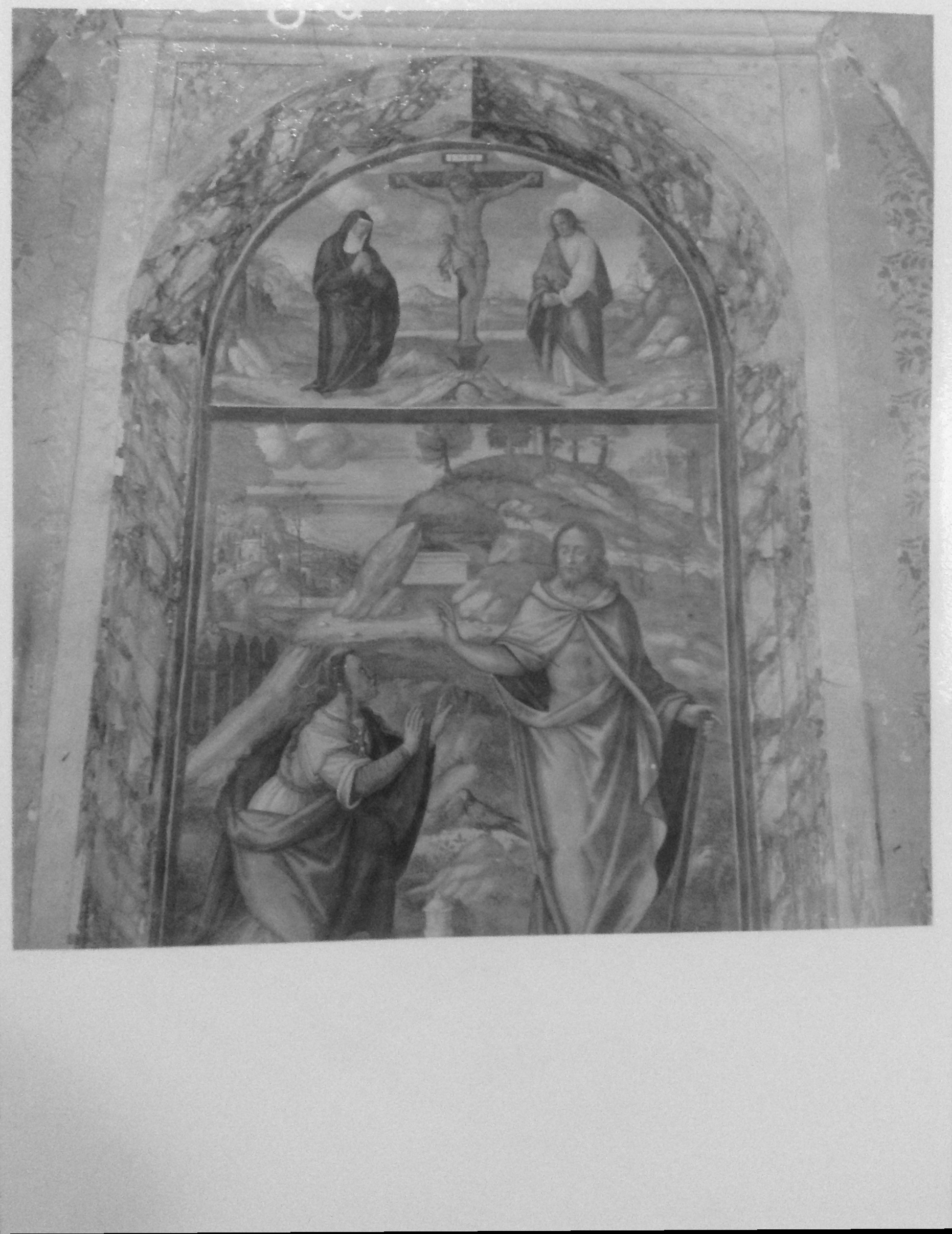 Noli me tangere/crocifissione con la Madonna e San Giovanni Evangelista(lunetta) (dipinto murale, opera isolata) - ambito toscano (XVI)