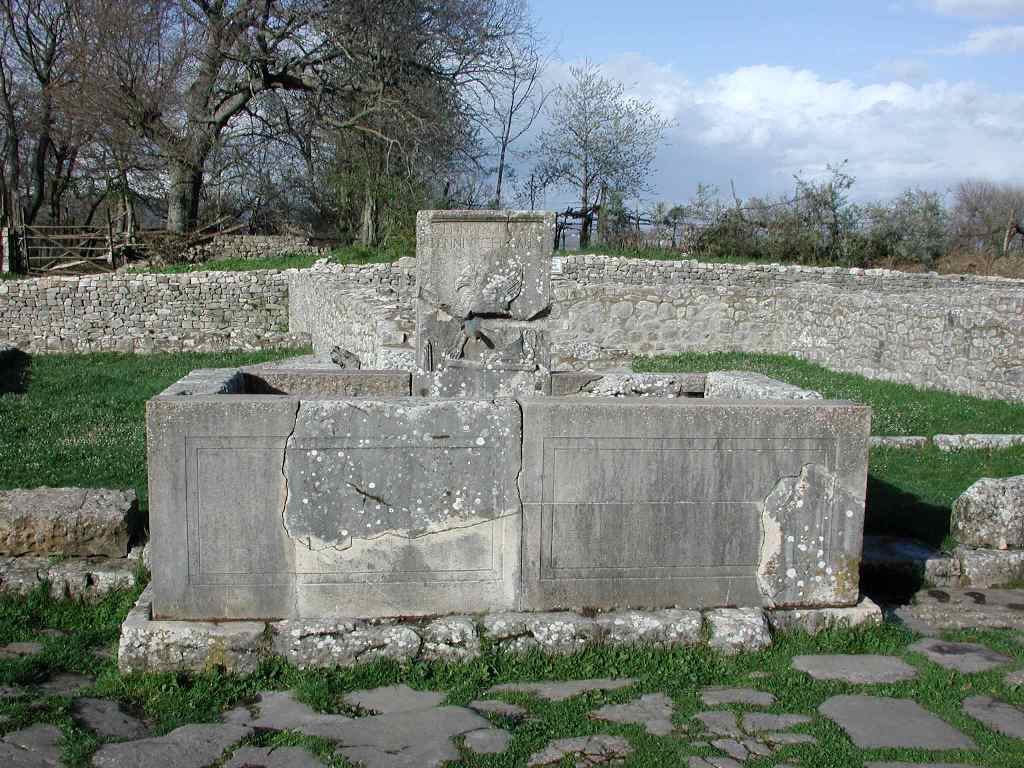 Fontana del Grifo (fontana, infrastruttura idrica) - Sepino (CB)  (Eta' di Augusto)