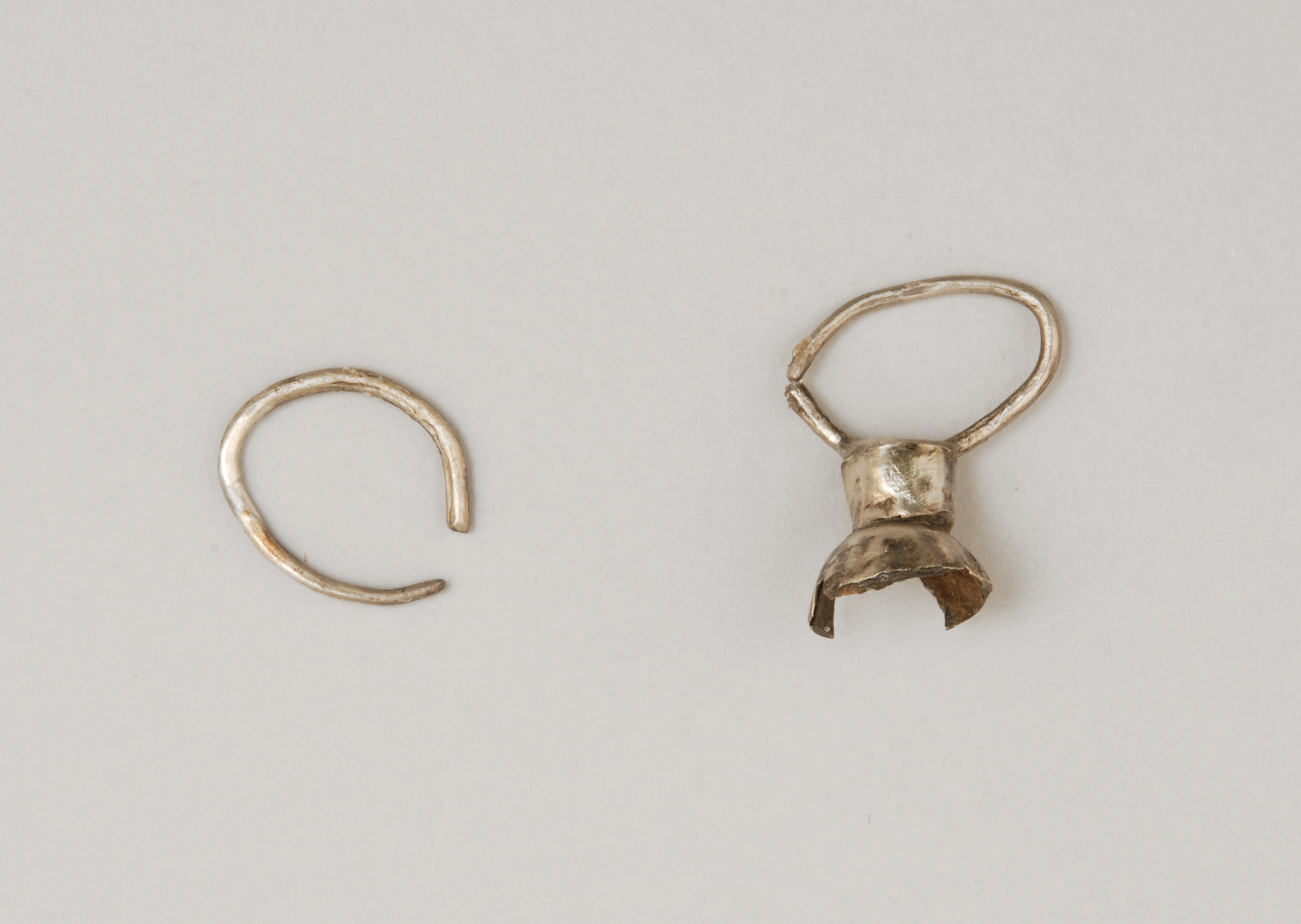 Orecchini, con pendente raccolto - koinè avara (sec. VII d.C)