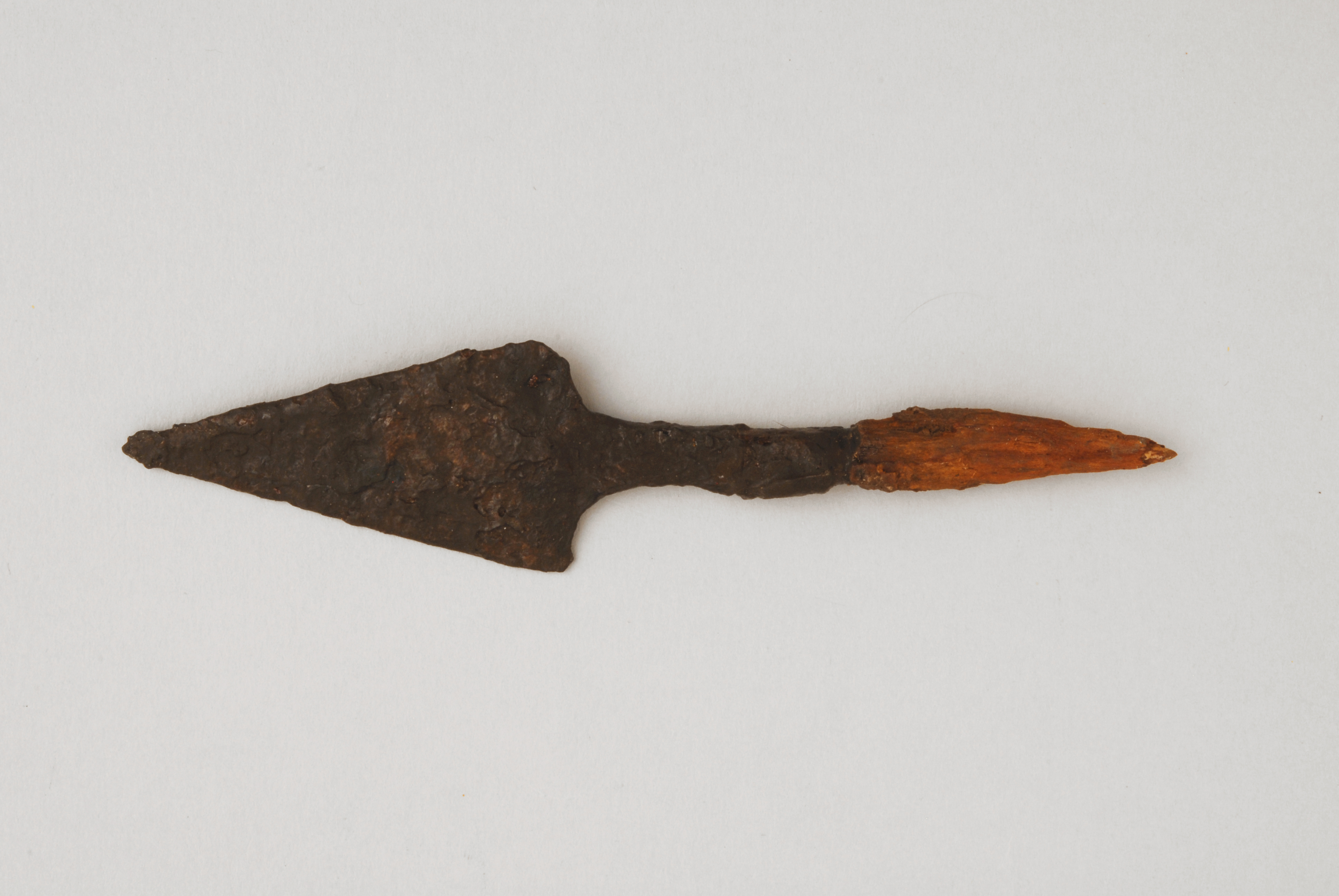 punta di freccia, a cuspide rettilinea - koinè avara (sec.VII d.C)