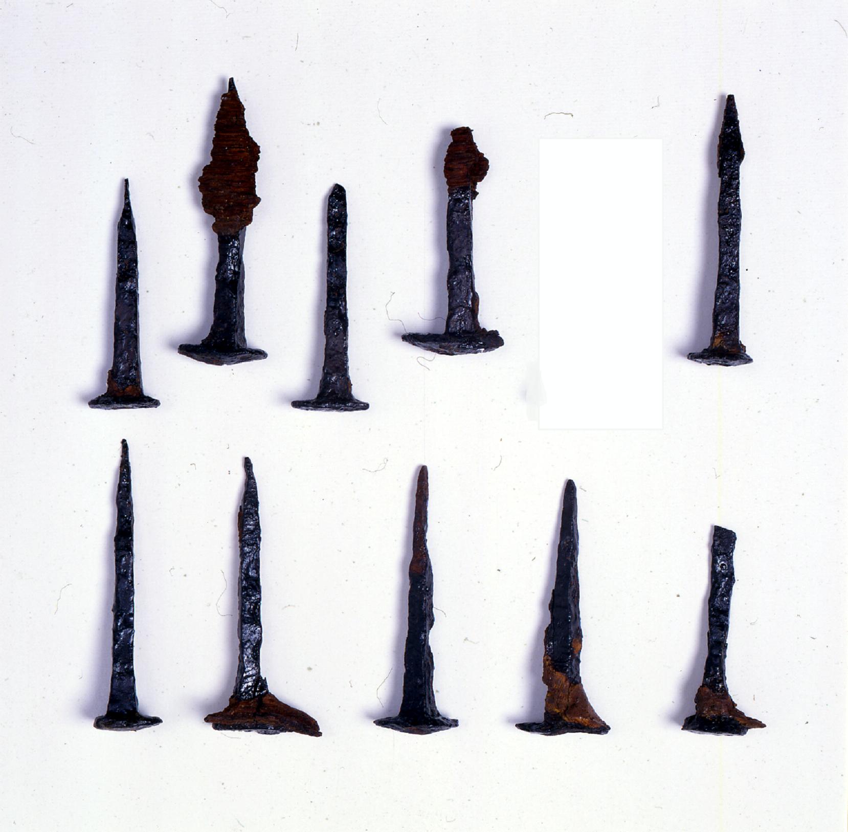 chiodo, a testa decentrata - koinè avara (sec. VII d.C)