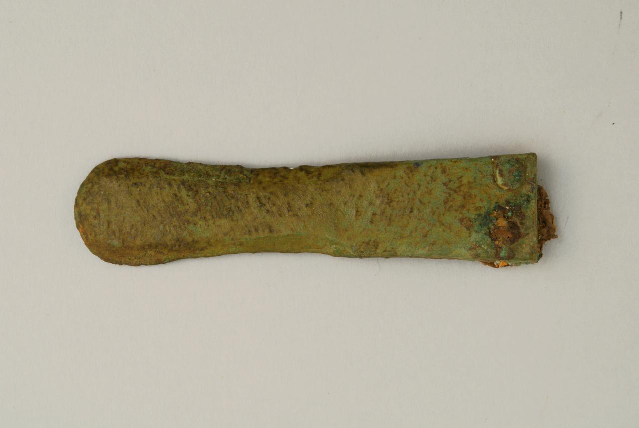 puntale di cinturino, a becco d'anatra - longobardo (sec. VII d.C)