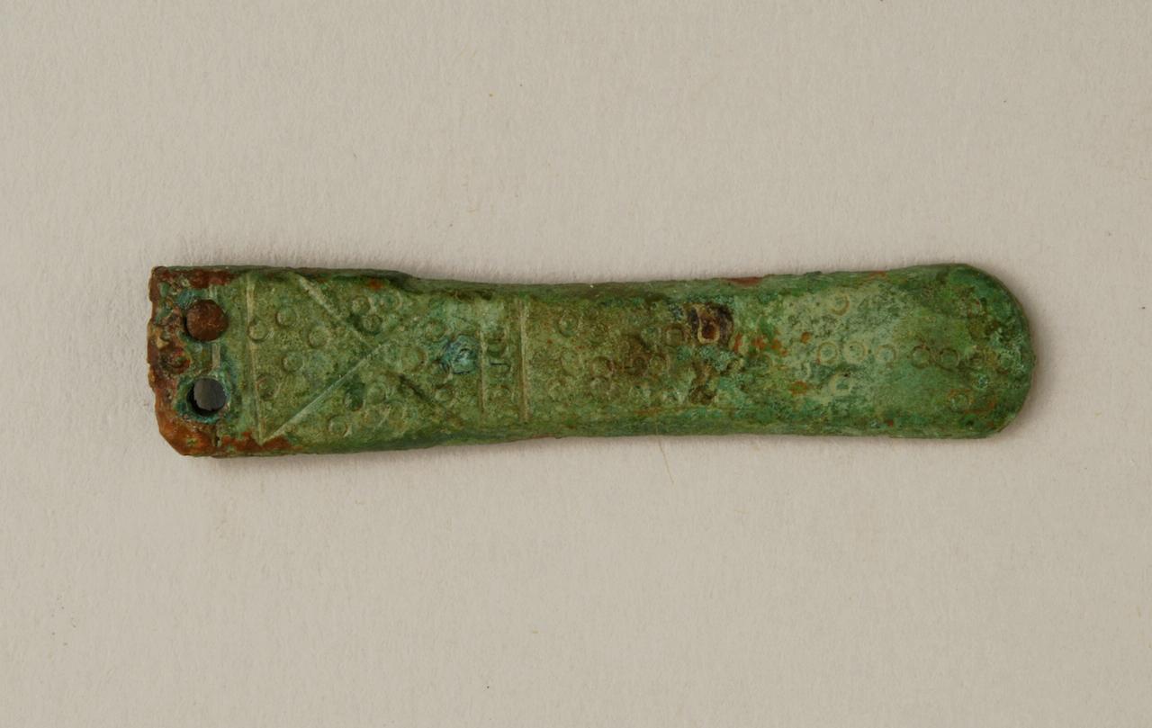terminale di cinturino di gambale, a becco d'anatra - longobardo (prima metà sec. VII d.C)