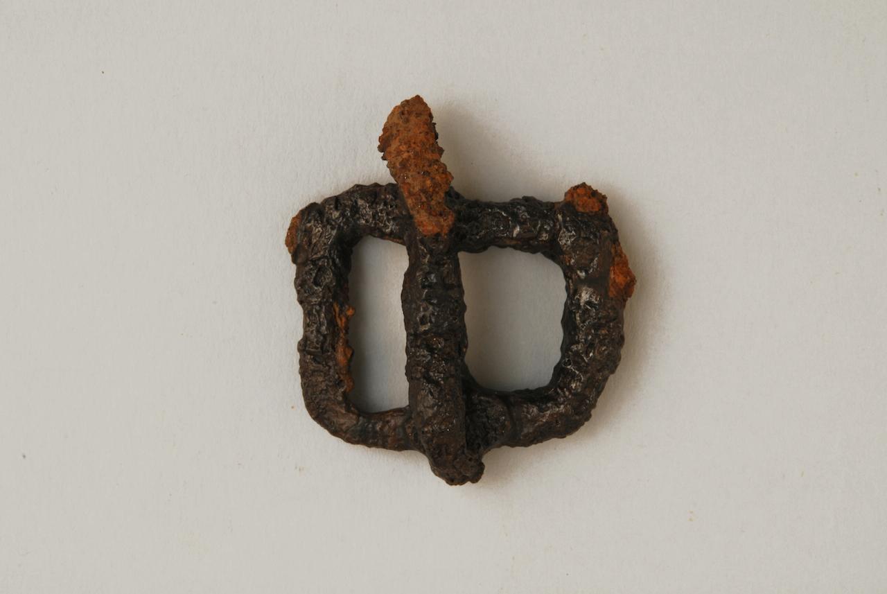 fibbia di cintura, con ardiglione a punta ricurva - romano-barbarico (sec. VII d.C)