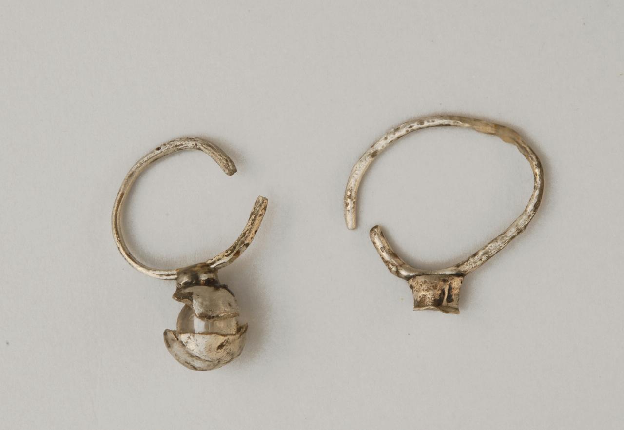 orecchini, con pendente raccolto - koinè avara (sec. VII d.C)