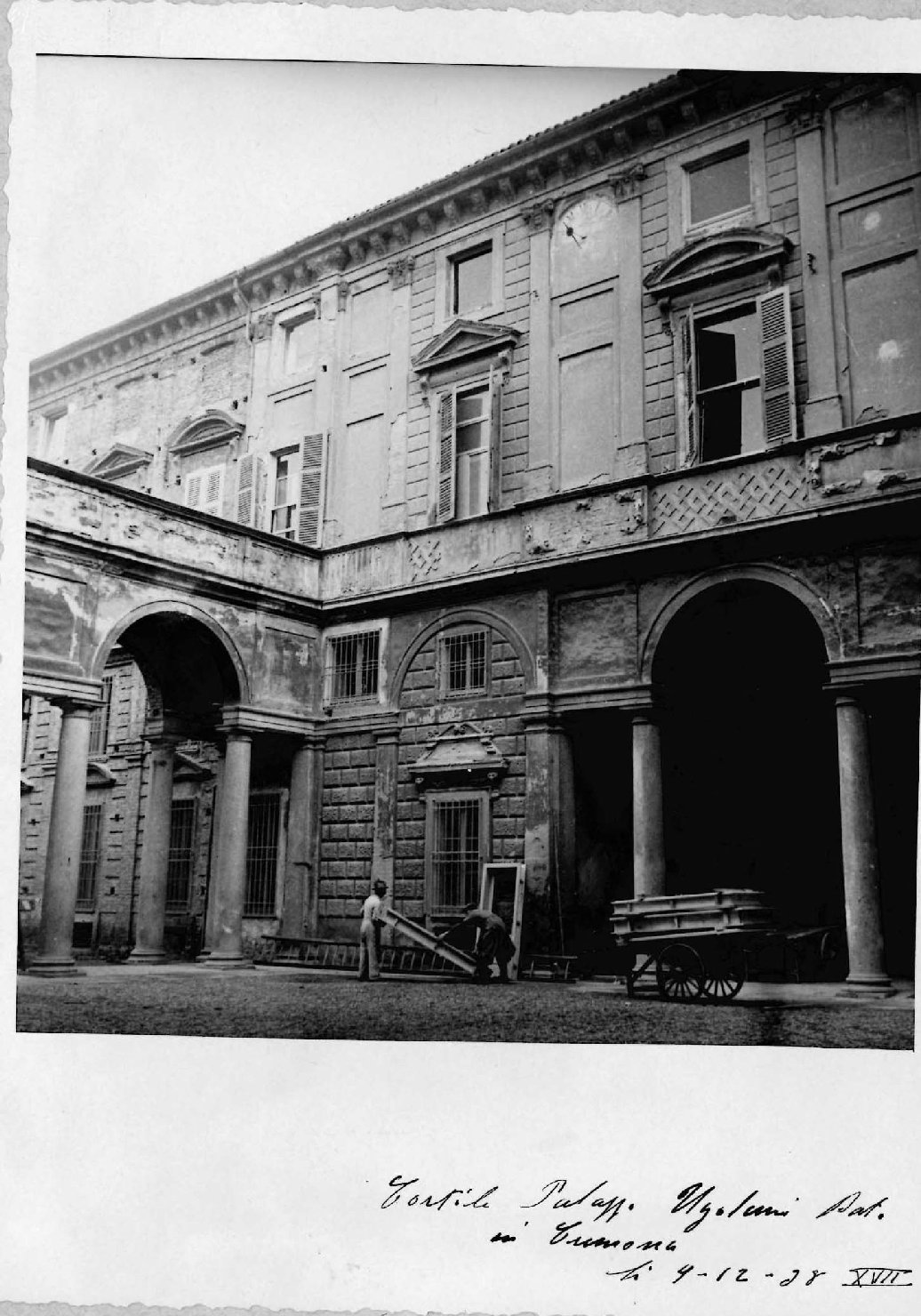Architettura civile - Palazzi pubblici - Cortili - Cremona (positivo) di Anonimo (XX)
