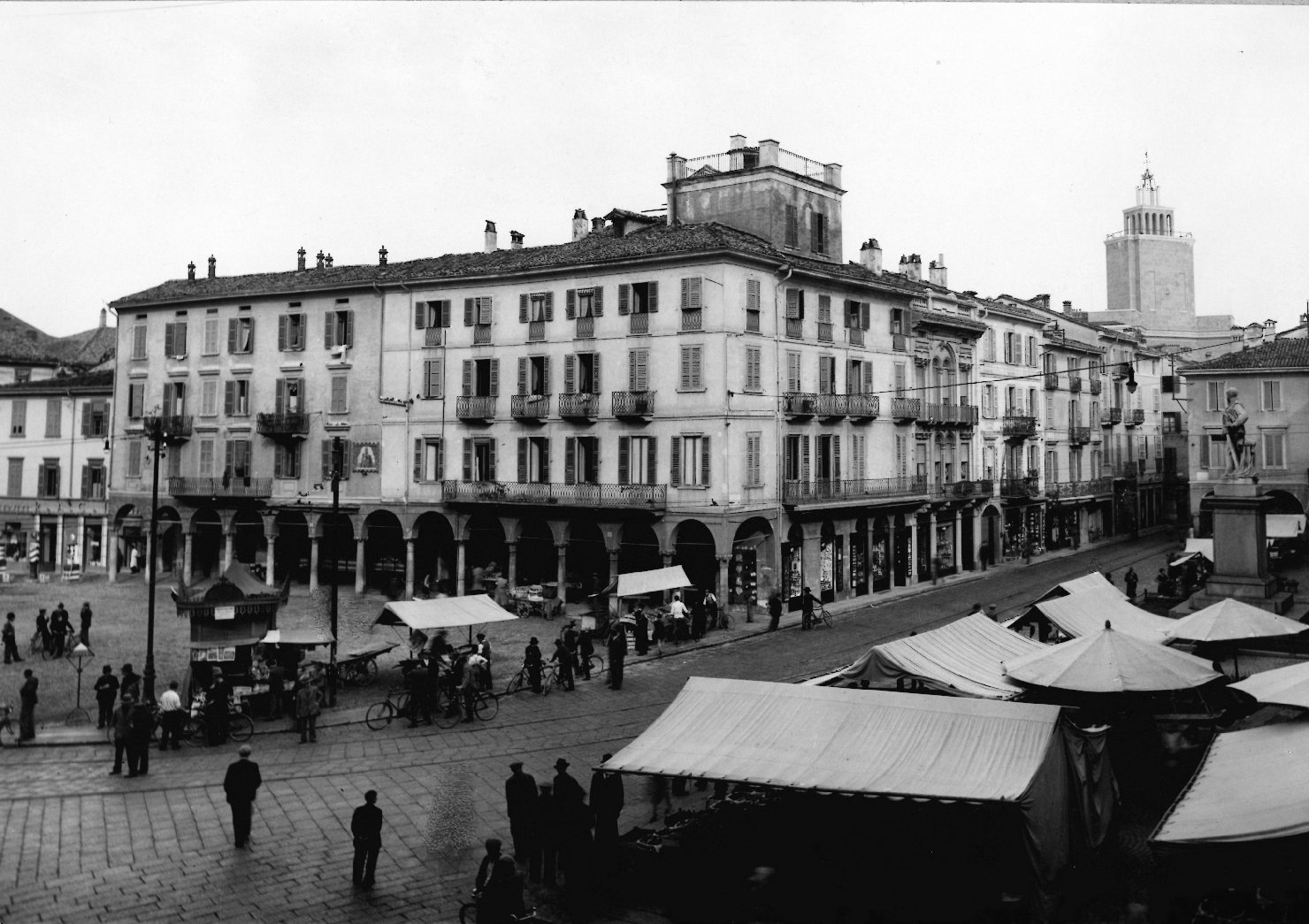 Cremona - Architettura - Palazzi - Piazze - Piazza Stradivari (positivo) di Anonimo (XX)