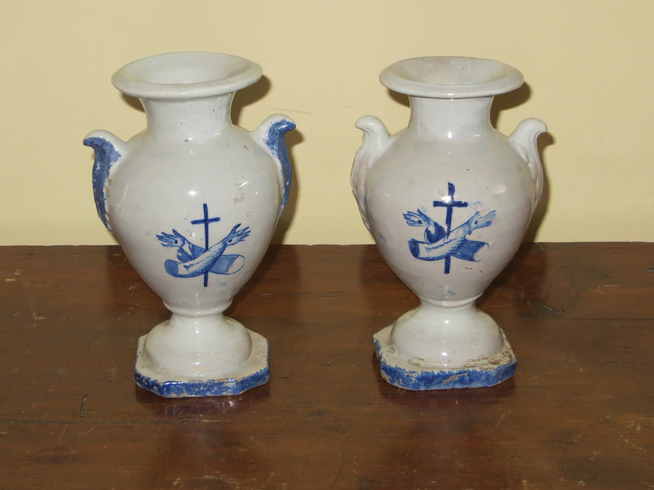 stemma dell'Ordine francescano; rose (vaso da fiori, coppia) - manifattura marchigiana (sec. XIX)