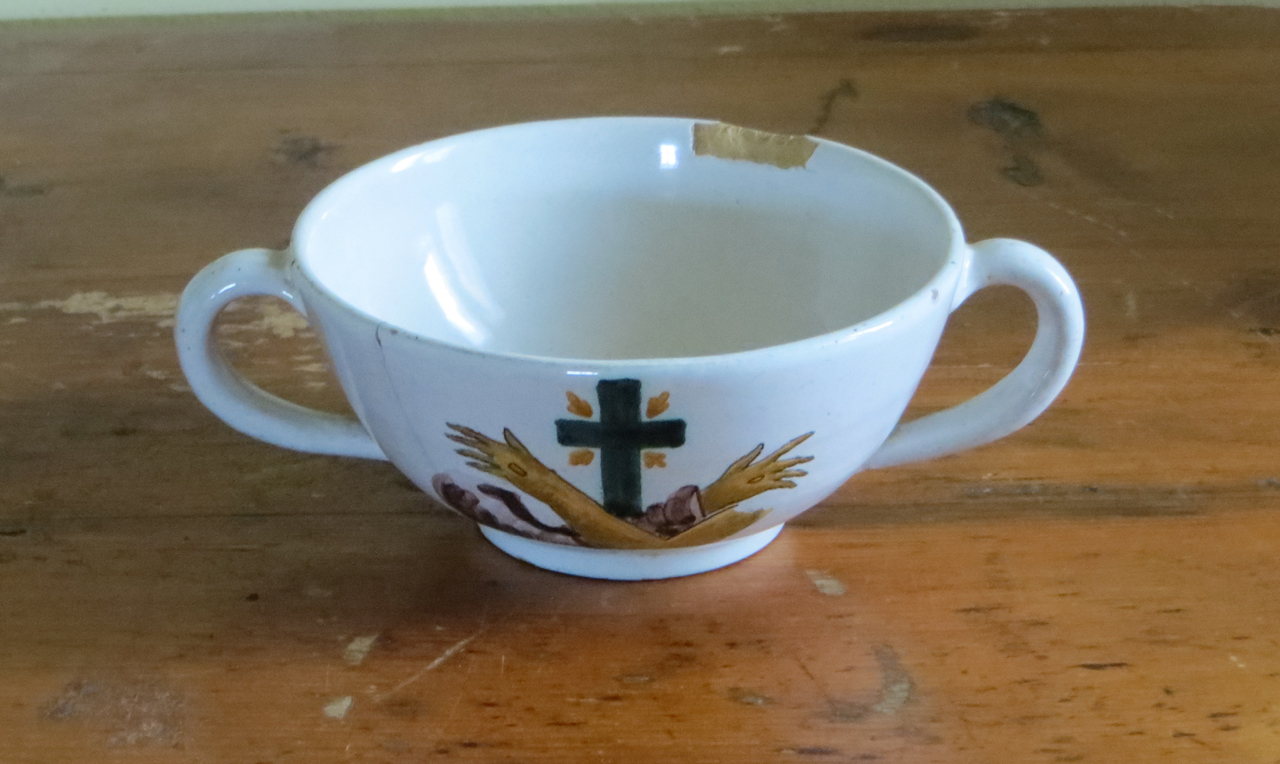 stemma dell'Ordine francescano (tazza - biansata, elemento d'insieme) - manifattura marchigiana (sec. XX)