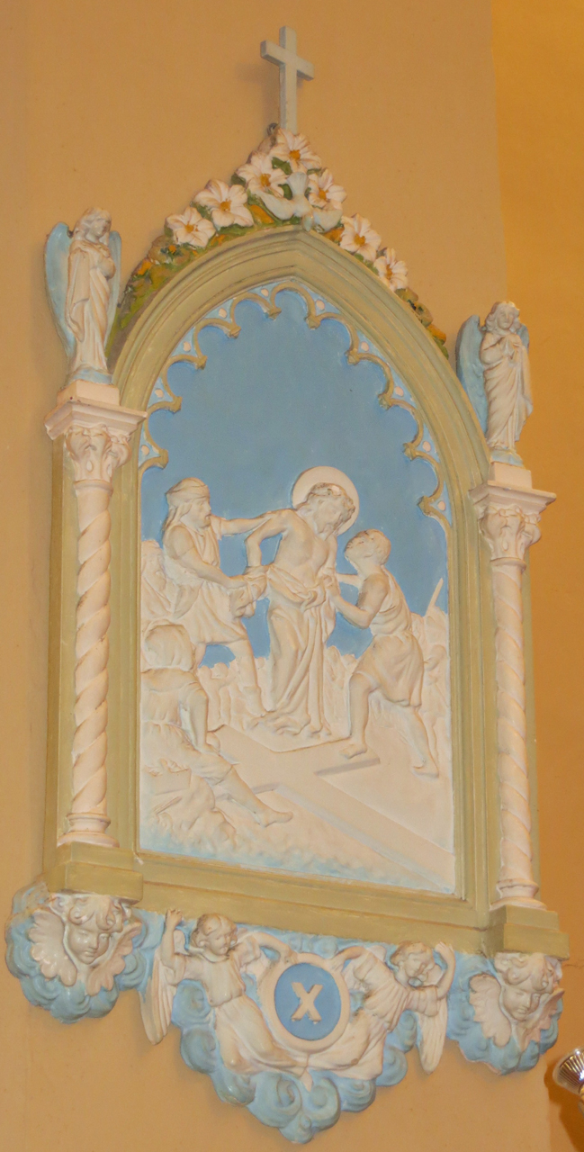 stazione X: Gesu' spogliato e abbeverato di fiele (stazione della Via Crucis, elemento d'insieme) di Girolomini Federico (inizio sec. XX)