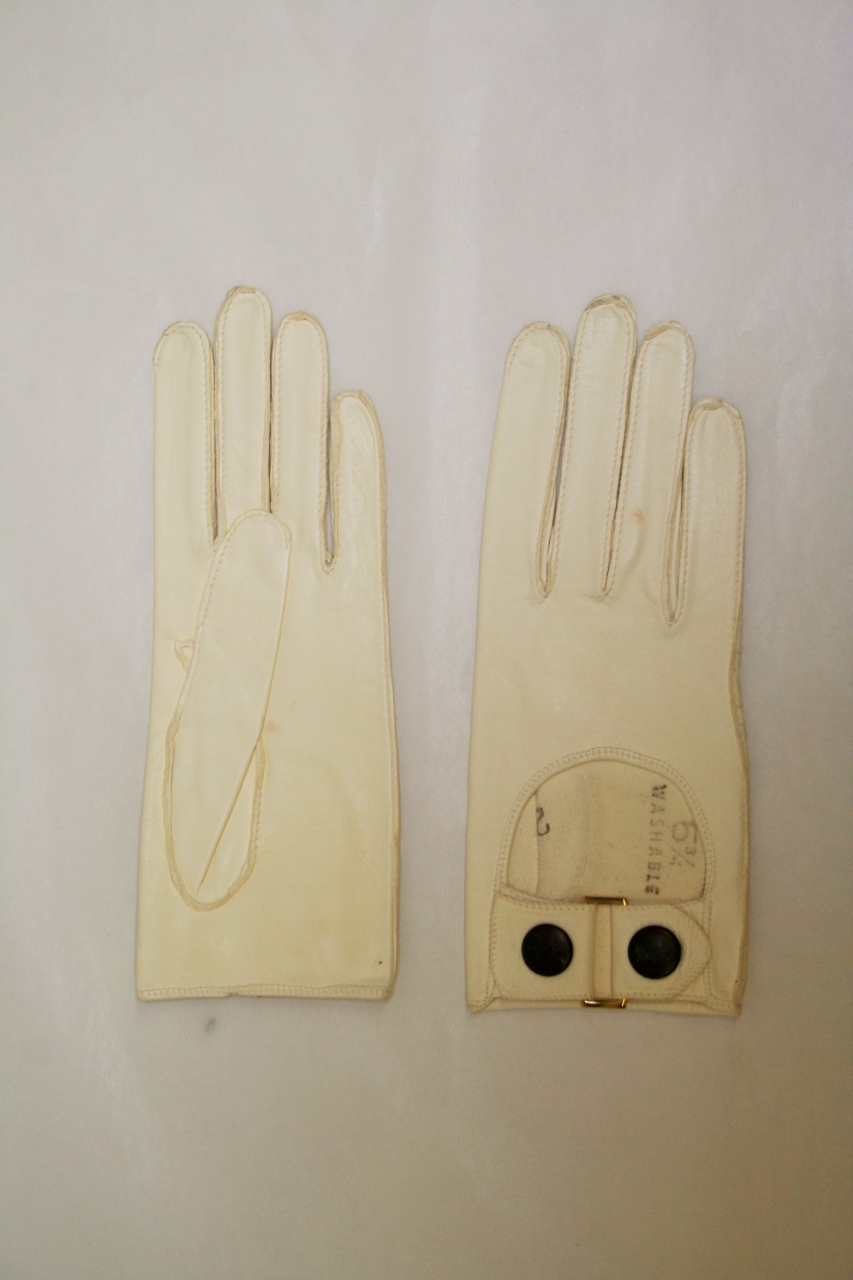 guanti, paio - ambito italiano (ultimo quarto sec. XX)