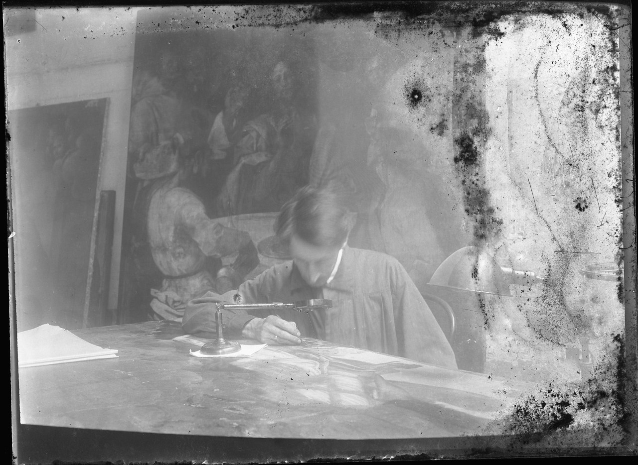 Ritratto di Augusto Vermehren al lavoro in laboratorio (negativo) di Anonimo (prima metà XX)