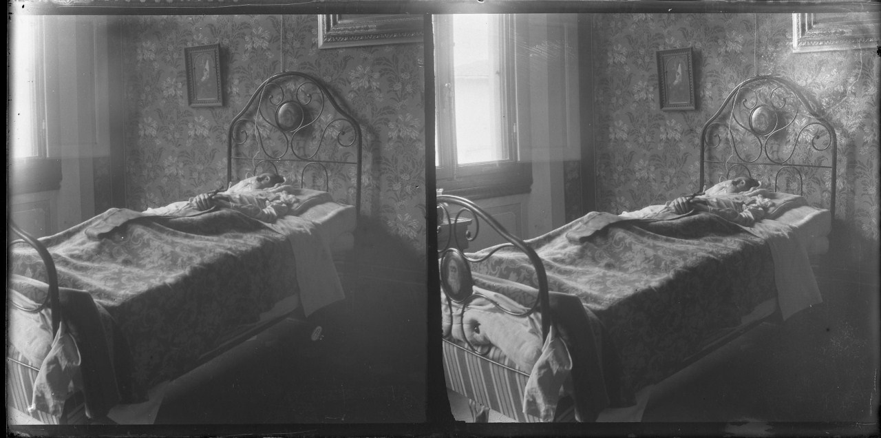 Margherita Papini sul letto di morte; ripresa della stanza (negativo) di Vermehren, Otto (inizio XX)