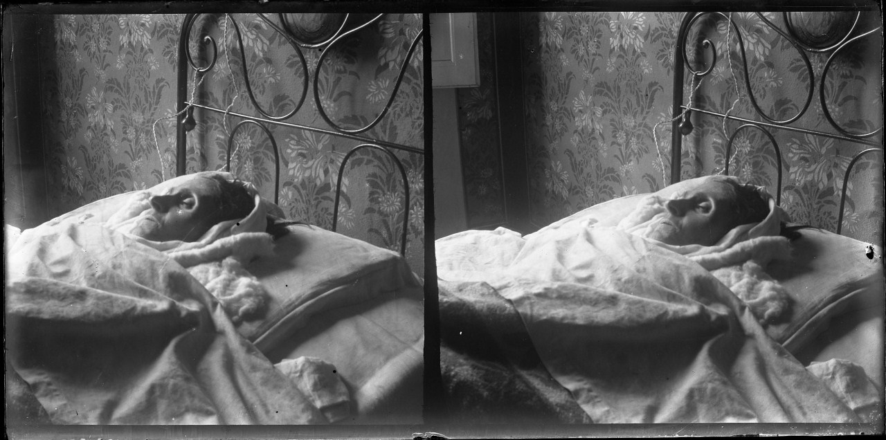 Margherita Papini sul letto di morte; ripresa laterale (negativo) di Vermehren, Otto (inizio XX)