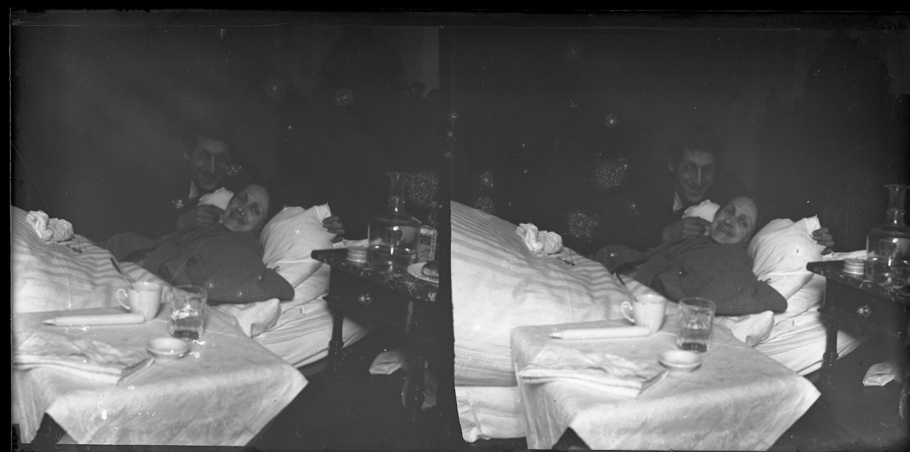 Margherita Papini a letto col figlio Augusto al suo fianco (negativo) di Vermehren, Otto (inizio XX)