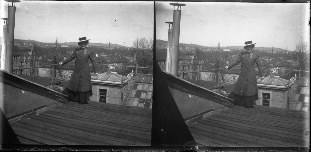Margherita Papini su un tetto di un palazzo (negativo) di Vermehren, Otto (fine/ inizio XIX/ XX)