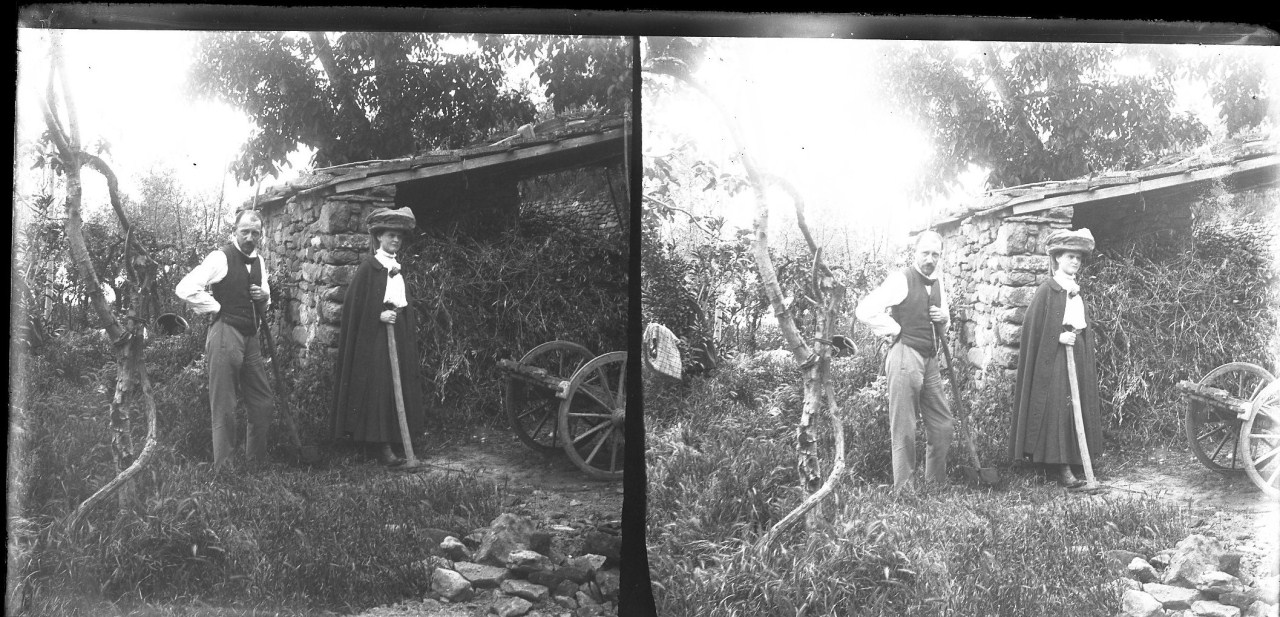 Ritratto di Otto Vermehren e Margherita Papini nel giardino della loro casa (negativo) di Anonimo (fine/ inizio XIX/ XX)