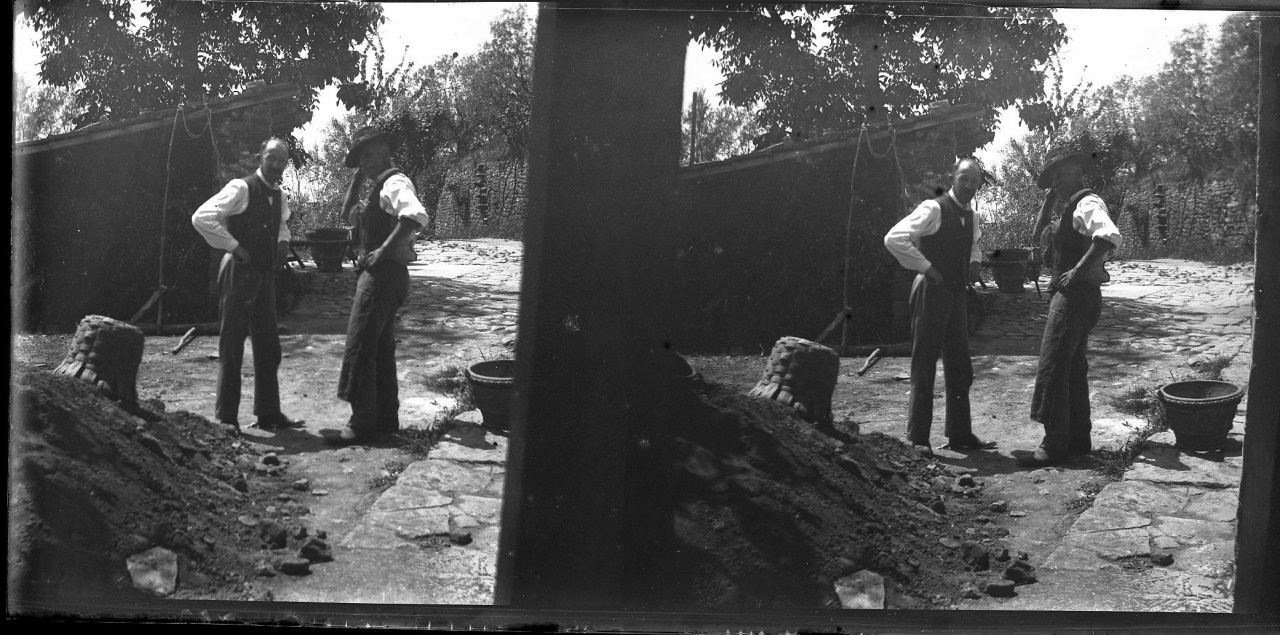 Otto Vermehren (?) e altro uomo che lavorano in giardino (negativo) di Anonimo (fine/ inizio XIX/ XX)