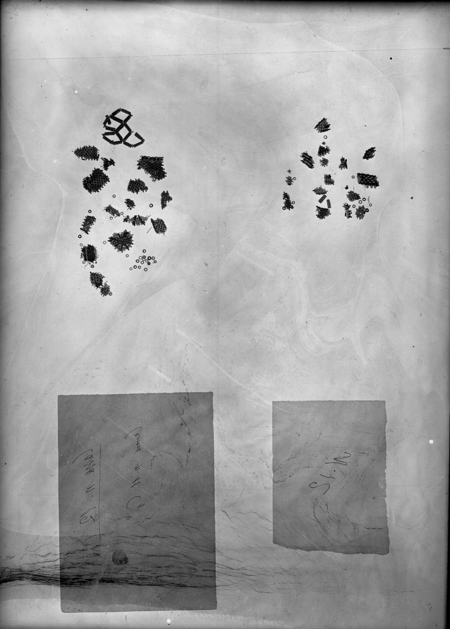 Frammenti di decorazioni egiziane eseguite con perline (negativo) di Vermehren, Augusto - manifattura egiziana (prima metà XX)