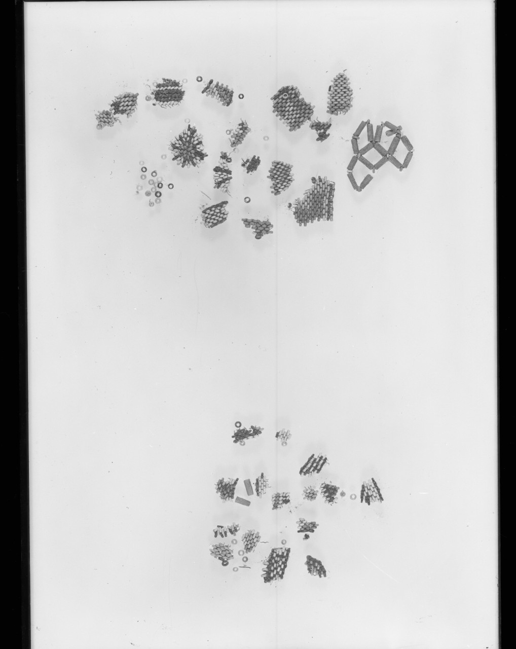 Frammenti di decorazioni egiziane eseguite con perline (negativo) di Vermehren, Augusto - manifattura egiziana (prima metà XX)