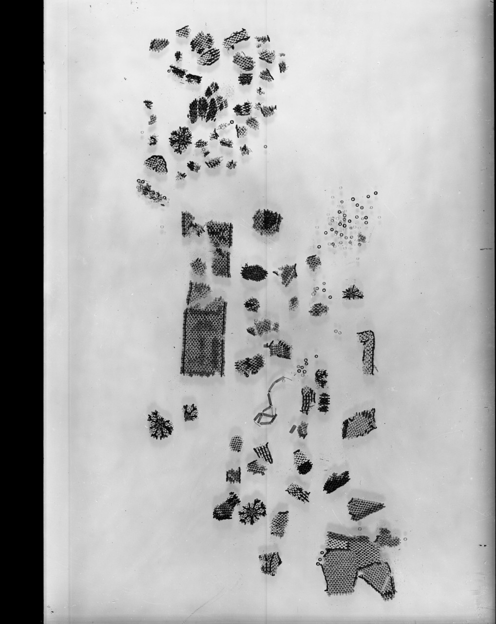 Frammenti di decorazioni egiziane eseguite con perline (negativo) di Vermehren, Augusto - manifattura egiziana (prima metà XX)